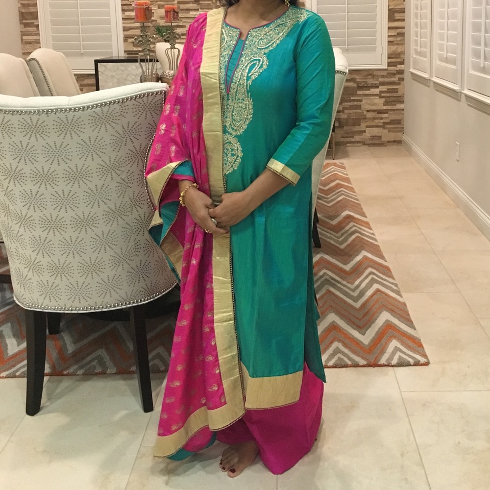 Indian dress/ salwar suit.